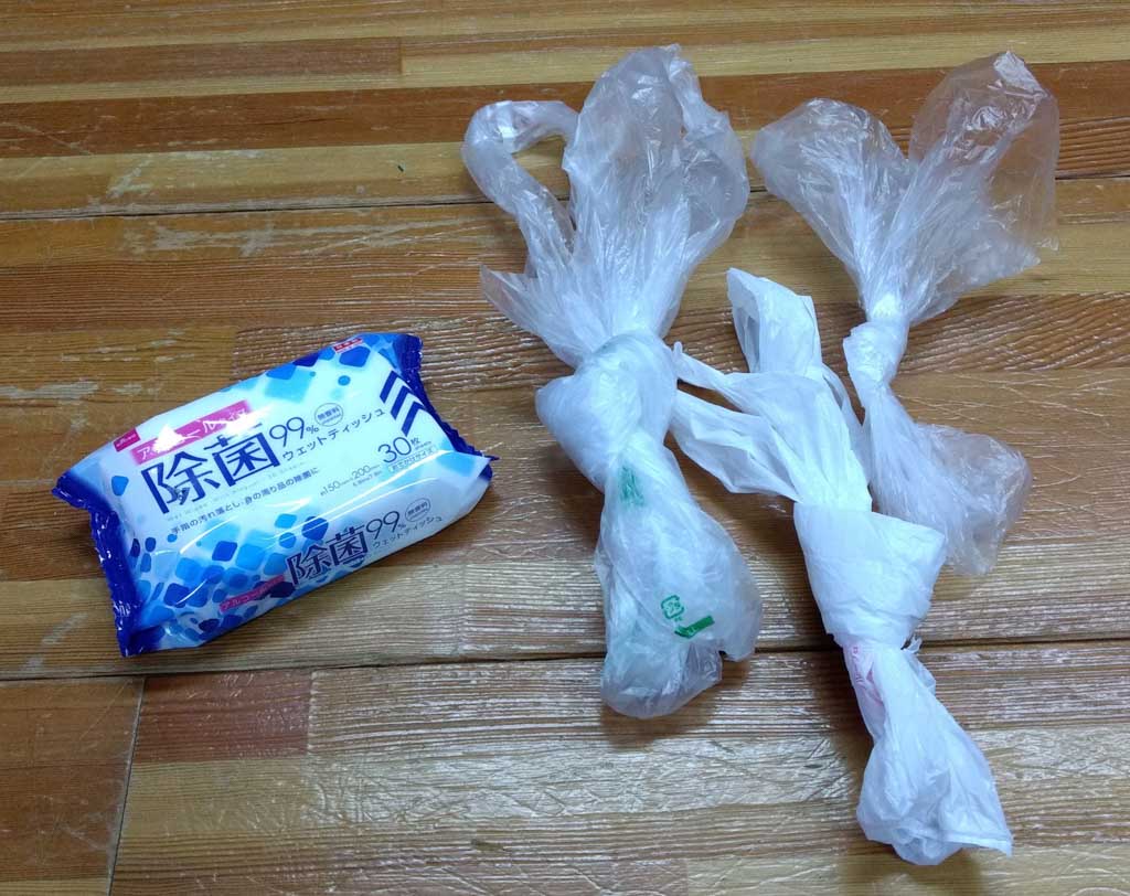 ウェットティッシュとビニール袋