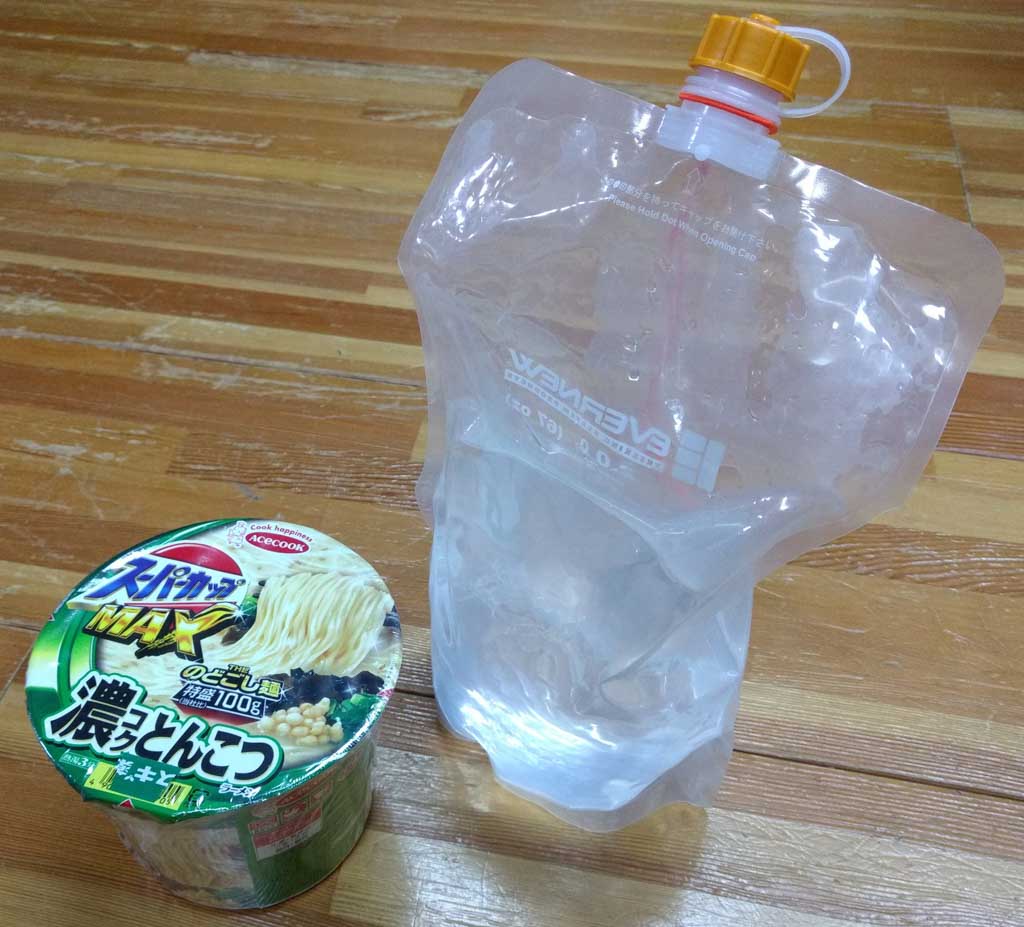 カップラーメンと水